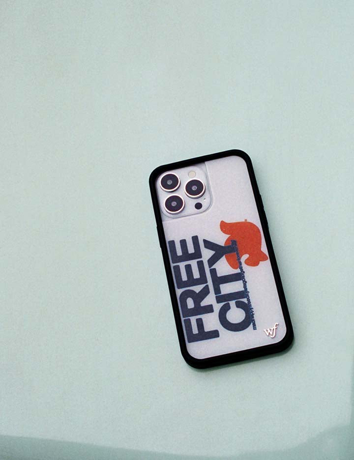 THE MADHAPPY & FREECITY TOGETHERFOREVER - WHITE & NAVY iPhone 17e Case